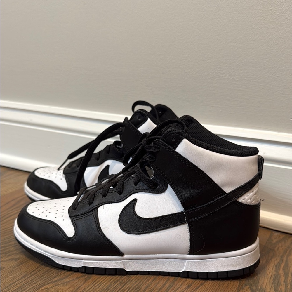 Nike Black and White Sneakers